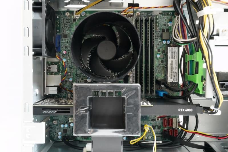 マザーボードのサイズはmicroATX