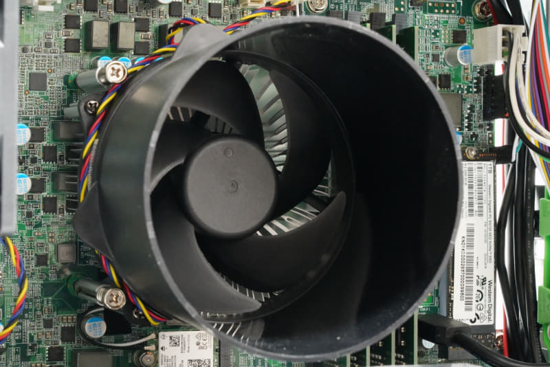 CPUの冷却ファンにはケース外から直接吸気できるように大型フードが取りつけられている