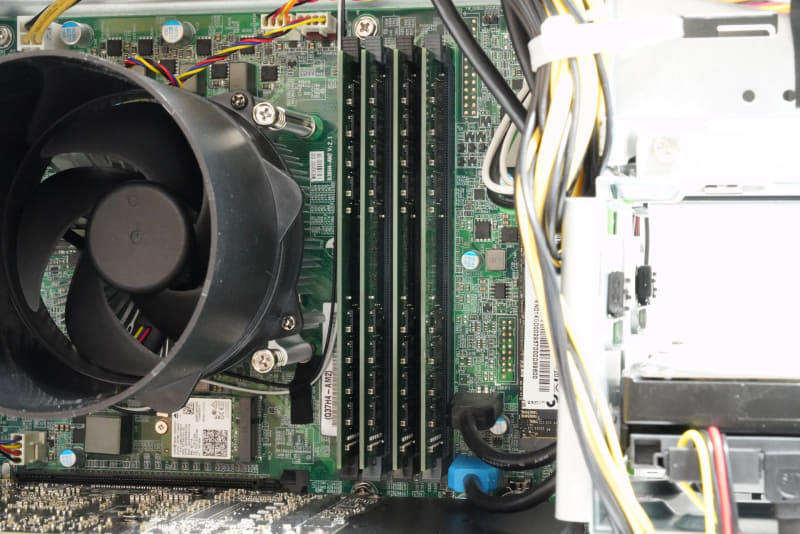 DIMMスロットに16GBのDDR4-2666 SDRAMが4枚挿さっている。最大容量の64GBを搭載しているので、故障でもしないかぎりはメモリを交換する必要はない