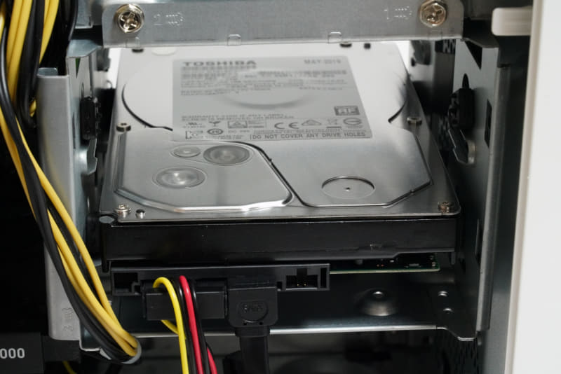 HDDは東芝製「DT01ACA200」。上に空きスロットがあるが、HDDを増設するためにはHDDブラケットを取り外して、両側からネジ締めする必要がある