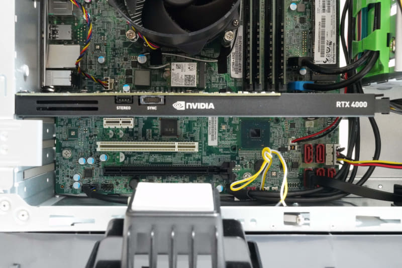 拡張スロットは、PCI Express 3.0 x16×2(空き×1)、PCI Express 2.0 x1×1、PCIスロット×1が用意されている