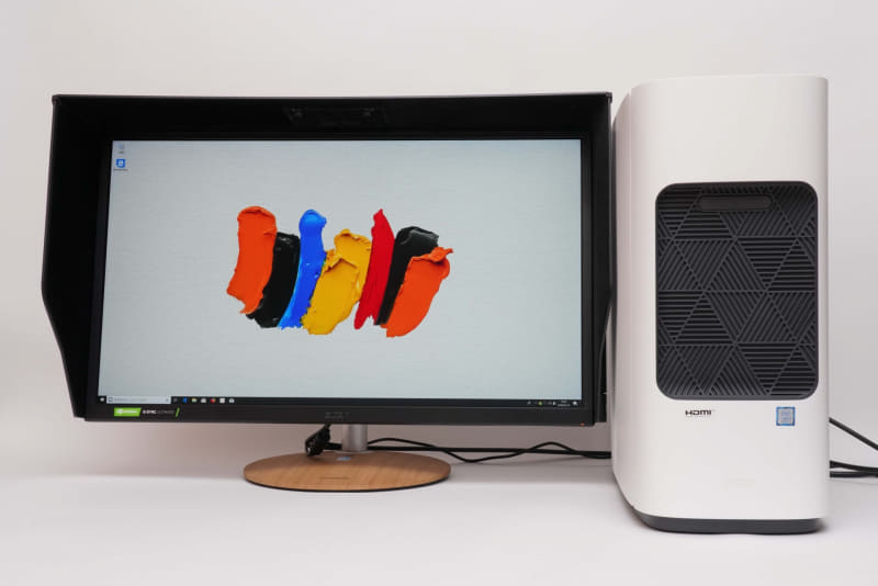 「ConceptD CP7」は「ConceptD 500」に合わせて木目模様のスタンドを採用している