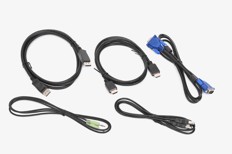 付属品。個々の映像入力端子に対応する映像ケーブルがすべて付属する点はうれしい特徴だ