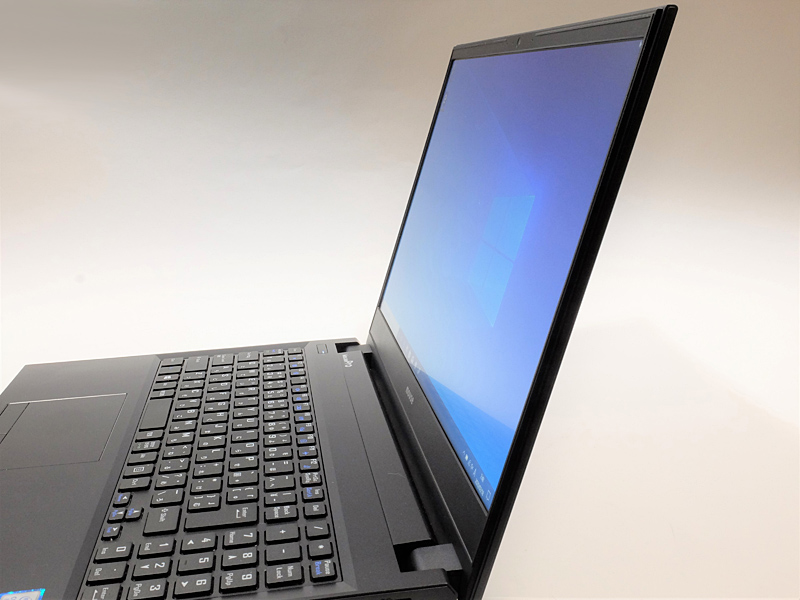 15.6型、フルHD解像度の液晶ディスプレイを搭載。非光沢(ノングレア)のため映り込みは少なく、視野角もそれなりに確保されている