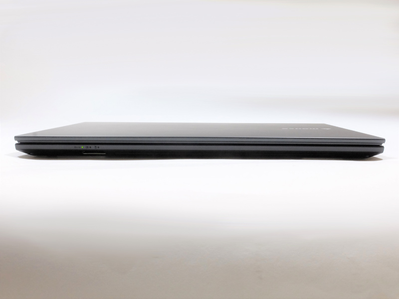 本体前面。SDカードスロットは電源LEDなどの下に配置されている