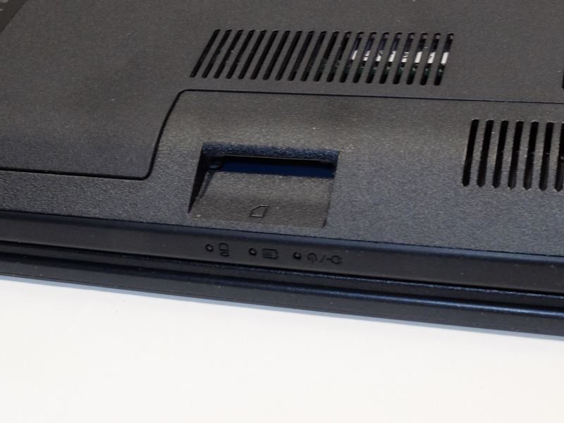 前面下部にSDカードスロットを備える