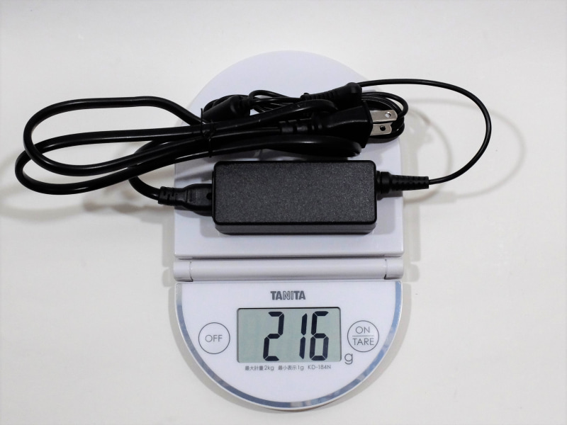 ACアダプタはコンパクトで216g