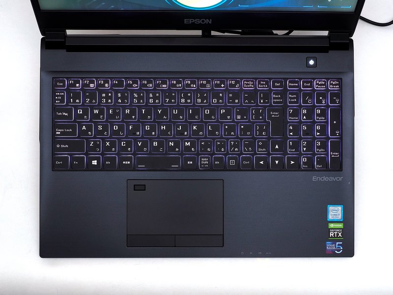 バックライトも搭載。白に設定しておけば事務所でもハデに見えることはなく、あるいは気分に応じて赤や青、好みの色に変更できる