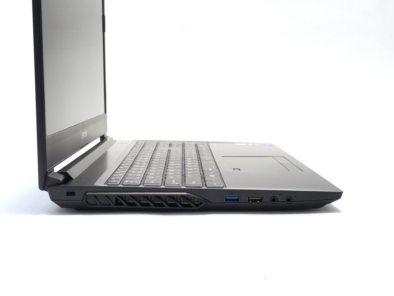 USB 3.0×2(青)は左右に、USB 2.0(黒)は左に。メモリカードリーダやMini DisplayPortは右にある