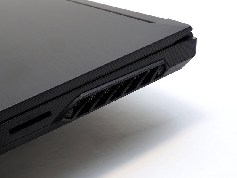 左右両側面と背面に排気口を設けており、開口部もかなり大きくとられている