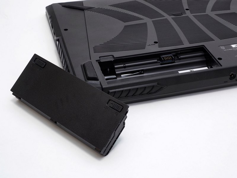 バッテリは今どきではめずらしい着脱可能タイプ。業務用ではこうした故障しても交換できるところも重視される