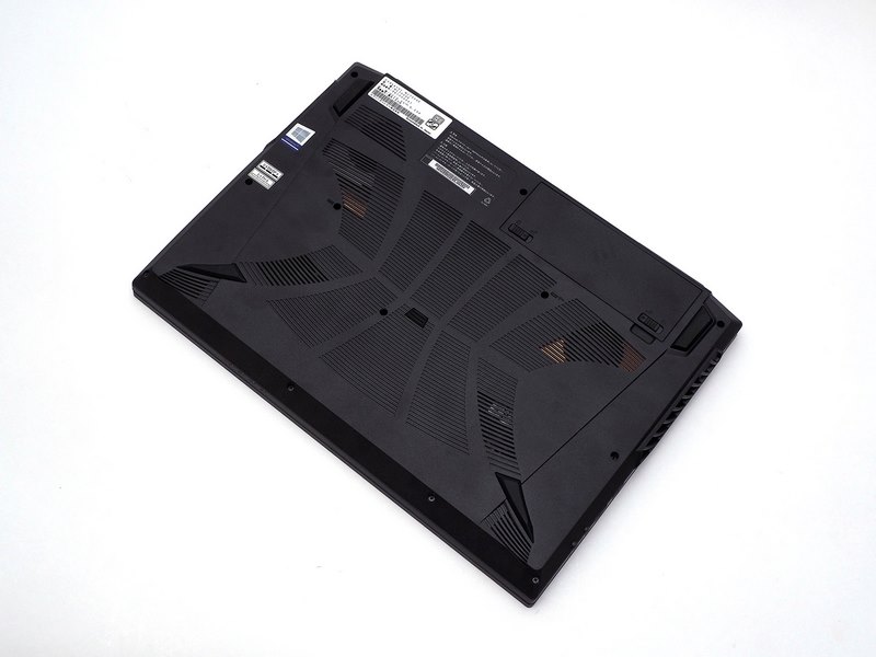 底面の吸気スリットの大きさを見れば、このサイズで内部の高性能パーツを冷却するための要求の高さが伝わる