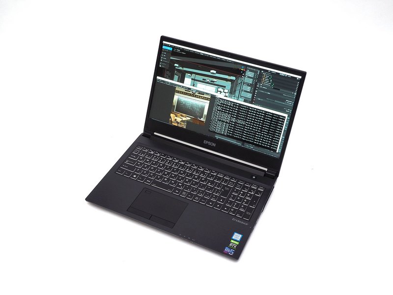 テスト風景。今回の耐久試験のイメージ(実際にはACアダプタをつなぎ、画面に出力イメージは出ずコマンドラインのみで進行する)