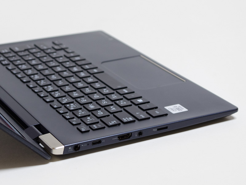 左側面は電源入力、ステータスLED、Type-C、HDMI、音声入出力、microSDカードスロット