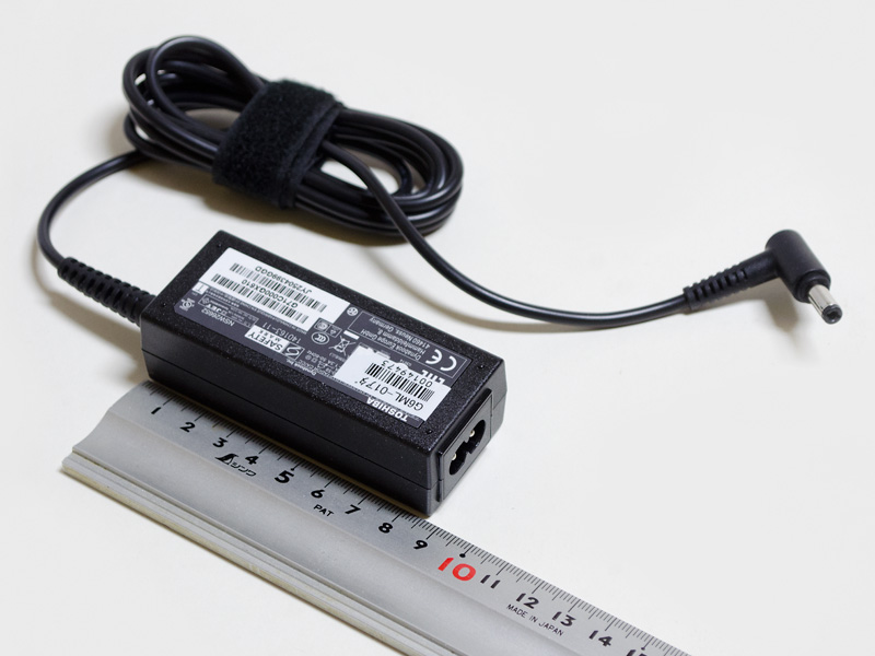 付属のACアダプタ。サイズは約85×35×25mm(幅×奥行き×高さ)、重量158g、出力19V/2.37A