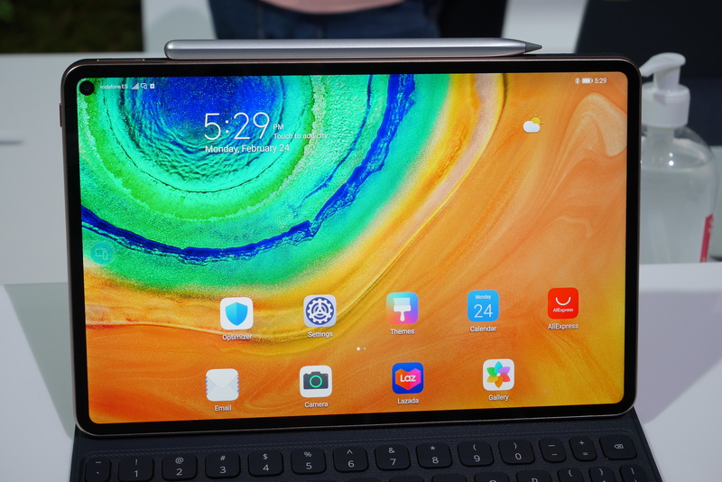 ディスプレイは10.8型で、2,560×1,600ドット表示に対応。DCI-P3準拠の広色域表示が可能