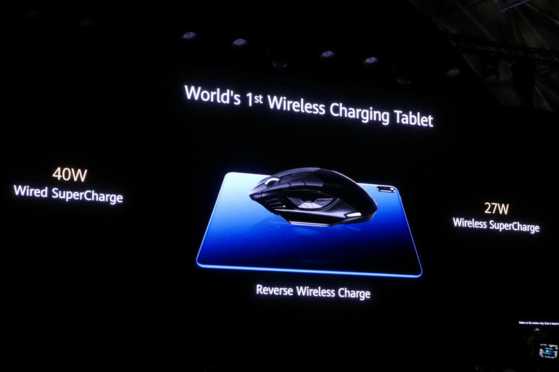 タブレットとして初のワイヤレス充電に対応。また、ワイヤレス充電対応機器に充電できるリバースチャージ機能にも対応している