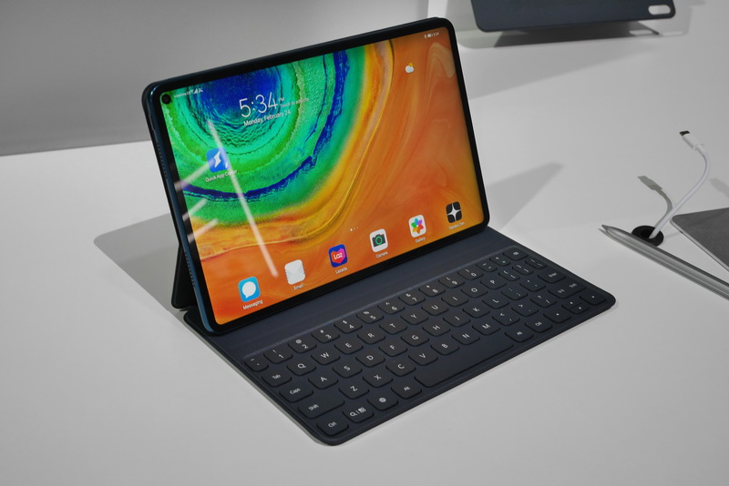 開くとキーボードが現れ、快適な文字入力が可能。本体とはマグネットで固定される