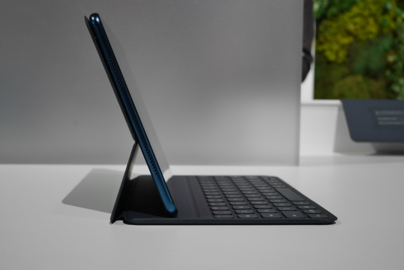 60度と70度の2段階で本体を支えるスタンドにもなる