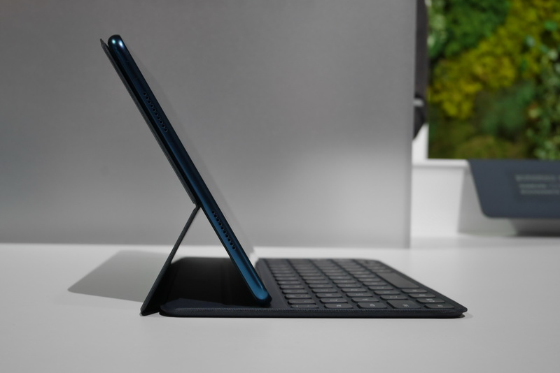 60度と70度の2段階で本体を支えるスタンドにもなる