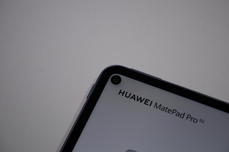 前面カメラはディスプレイ左上角付近のパンチホール形式で搭載