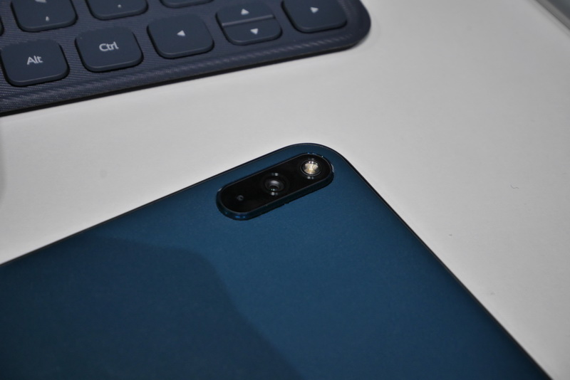 背面カメラは背面カメラは1,300万画素にF値1.8のレンズを組み合わせたシングルレンズ仕様