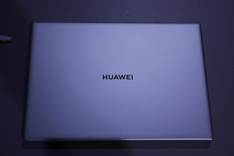 天板。本体サイズやデザインは従来モデルと同様