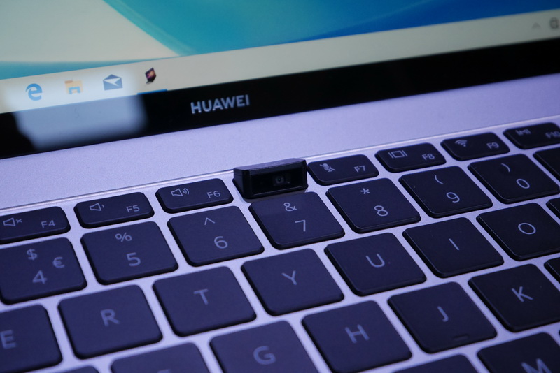 F6/F7キーの間にポップアップ式Webカメラを搭載