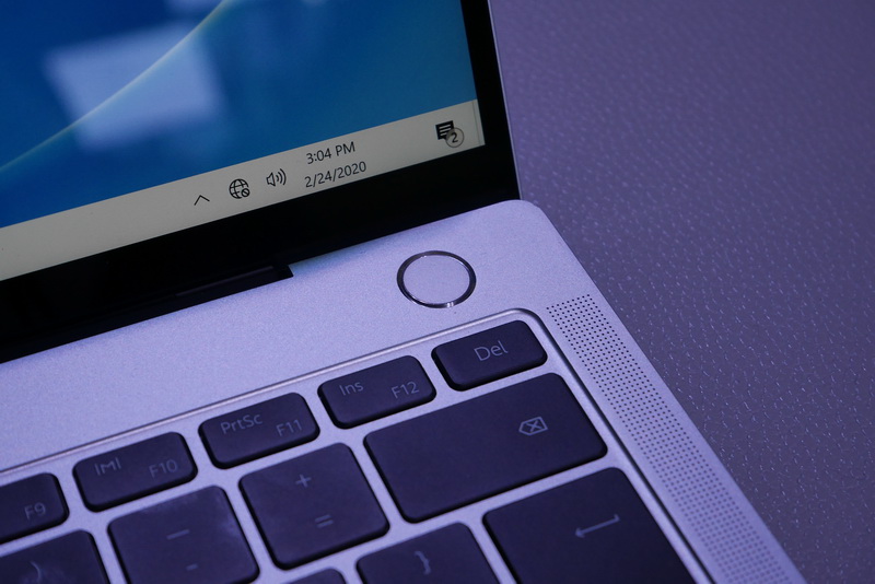 電源ボタンは指紋認証センサー一体型