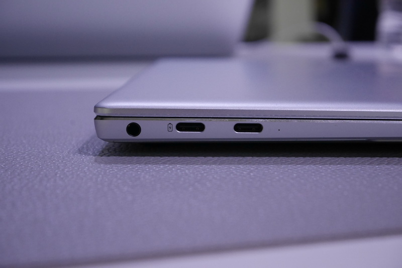 左側面にオーディオジャックとUSB Type-C×2を配置