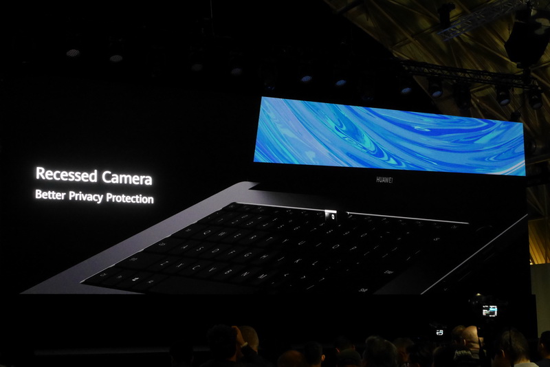 上部ベゼル幅が狭められたため、MateBook X Pro同様のポップアップ式Webカメラをキーボード側に搭載