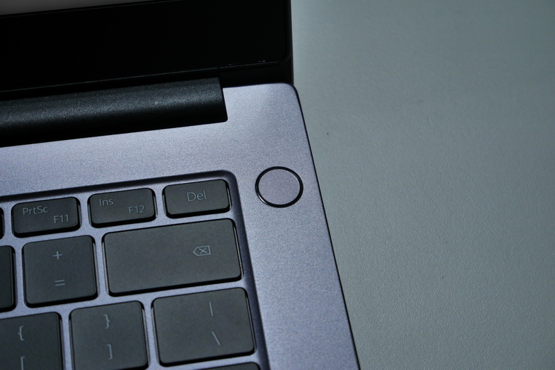 電源ボタンは指紋認証センサー一体型