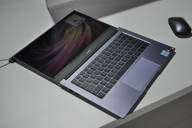 ディスプレイは180度開く