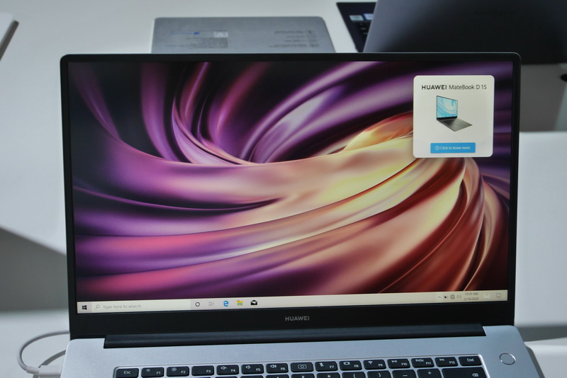 フルHD表示対応の15.6型ディスプレイ