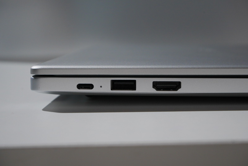 左側面にUSB Type-C、USB 3.0、HDMIを配置