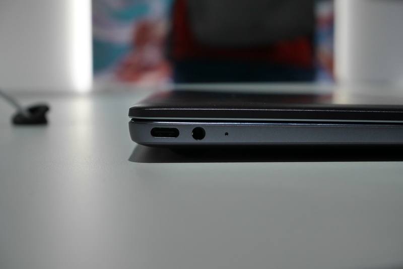 左側面にUSB Type-Cとオーディオジャックを配置