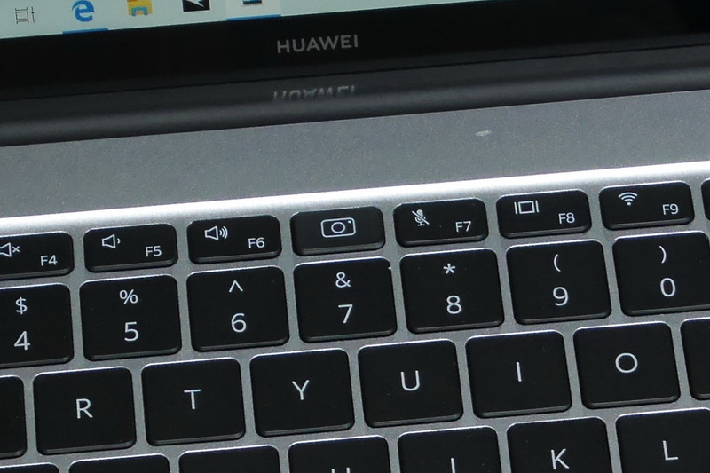 キーボードのF6とF7キーの間にポップアップ式Webカメラを搭載