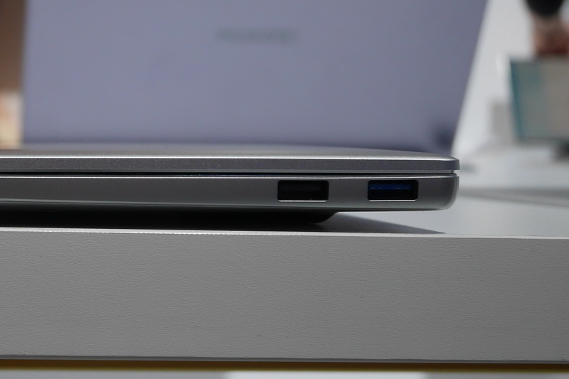 右側面はUSB 3.0とUSB 2.0を配置