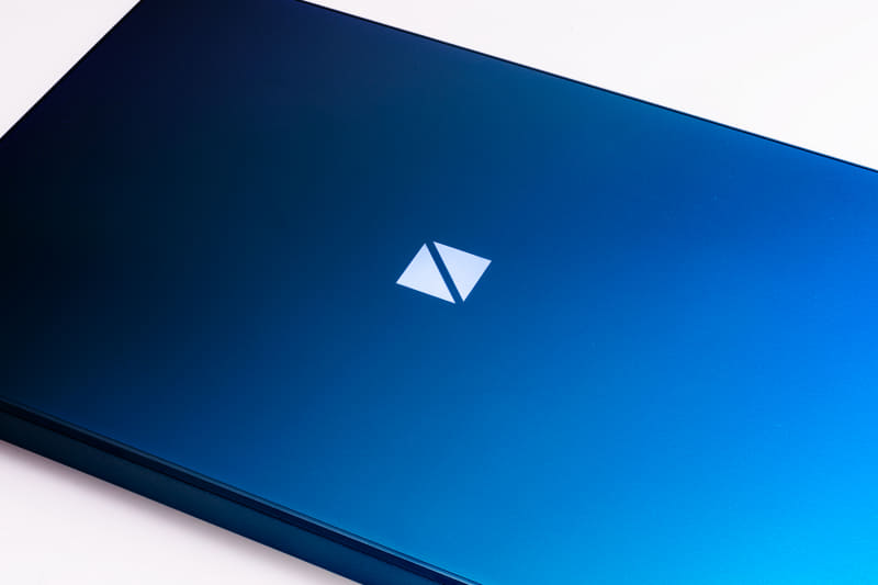 モダンスタンバイ、音声起動に対応する点も目新しい。「コルタナさん」と呼びかけるとLAVIE VEGAが起動。中央のシンボルが淡く光って、起動したことを知らせる。