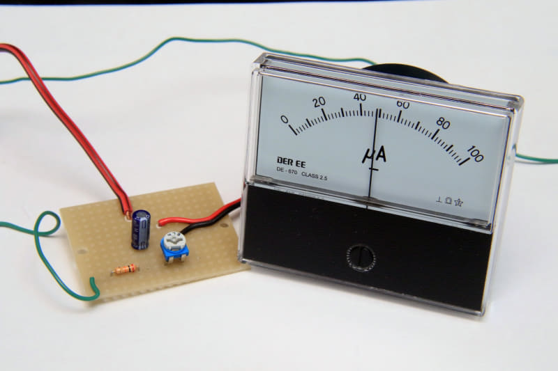 頻繁にLEDが点滅するとコンデンサに電気がたまって、電流が流れる回路