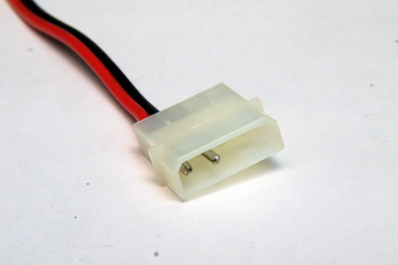 ハウジングの指す位置に注意。オス側は、切り欠きを上にして、左から5V、マイナス、マイナス、12Vとなる。なおマイナスの5Vと12Vの区別はない