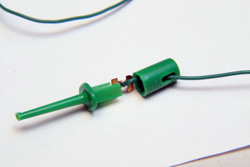 電線を絡めた部分をはんだ付けして、ボタンを元に戻す