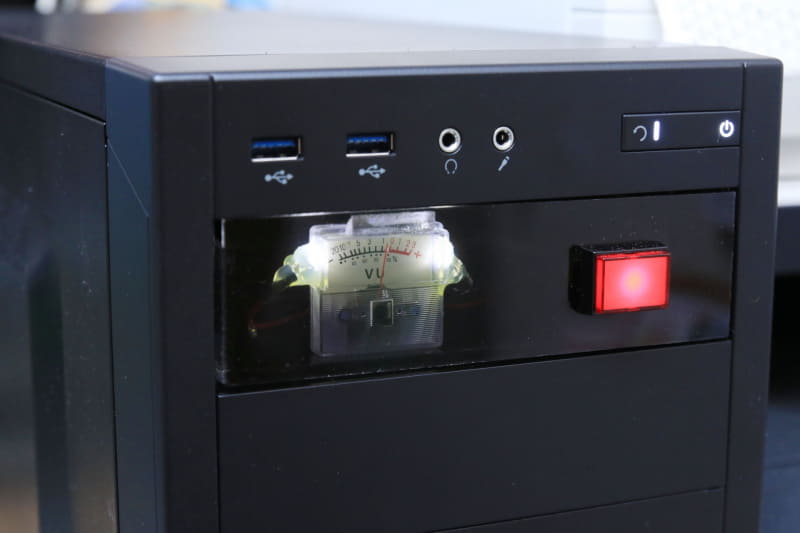 なかなかカッコイイ! 右側はスペースが余ったので、パワーランプをつけてみた