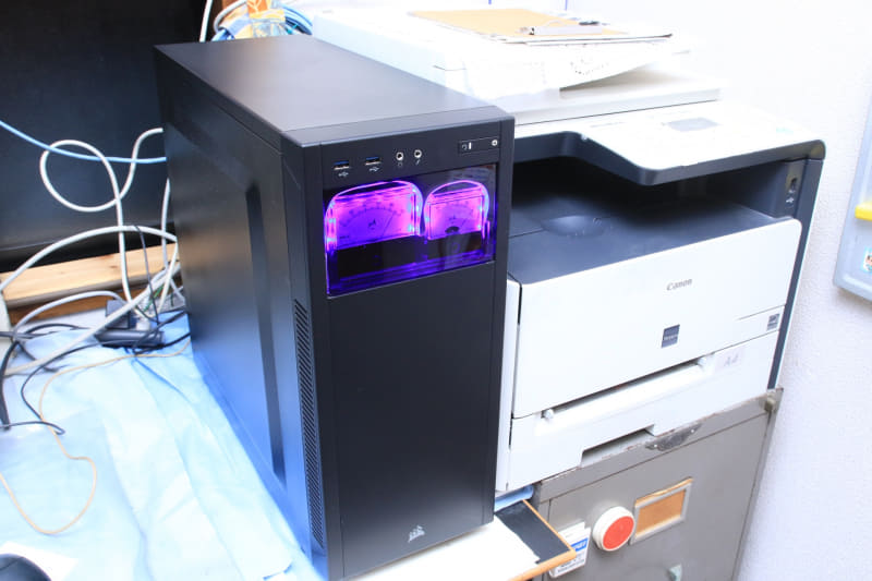 起動時なんかはダイナミックに動く。LANはつねに光っている場合が多く、50%～100%をフラフラする感じ