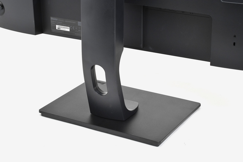 電源、映像、USBケーブルなどをケーブルホールでまとめられる