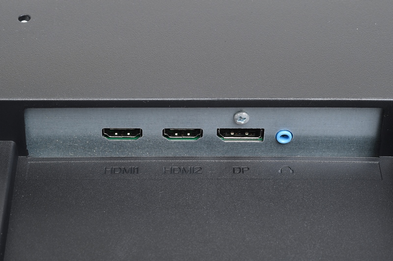 ディスプレイ下側にはDisplayPort×1、HDMI×2、3.5mmステレオミニジャック×1が用意されている