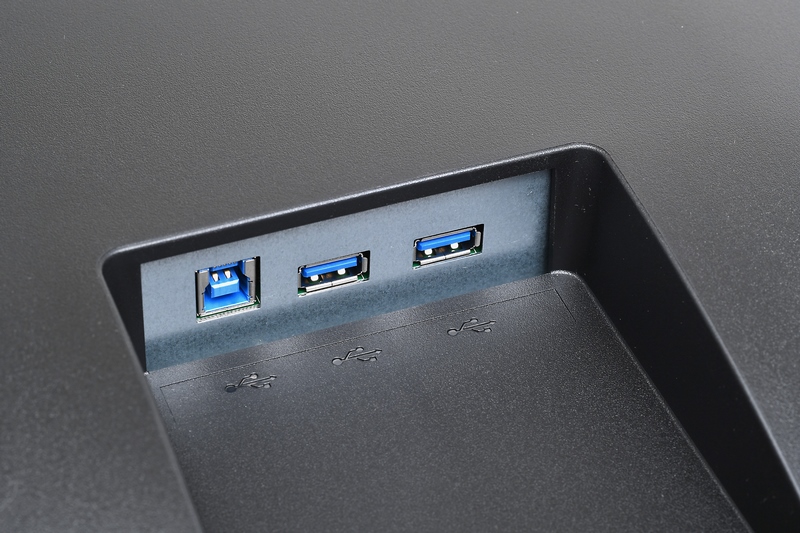 ディスプレイ左側にはUSB 3.0アップストリームポート×1、USB 3.0ダウンストリームポート×2が配置されている。