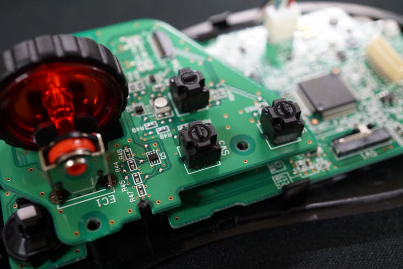 サイドボタンのスイッチは静電容量無接点方式ではなく、一般的なもの