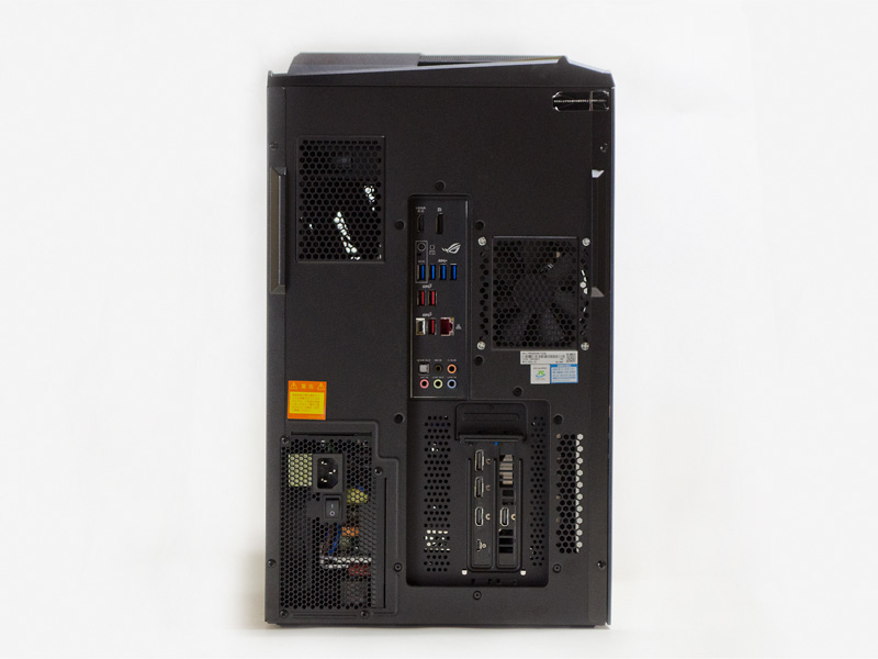 背面。写真からもわかるように幅はタワー型の約2倍。右半分にマザーボードやビデオカード、左半分に電源、ストレージなどを内蔵