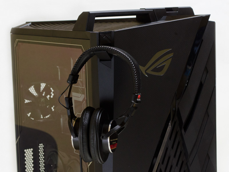 ヘッドフォンがけ。上部を倒すと現れる